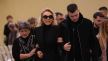 Lepa Brena ne može da prestane da plače na komemoraciji, Viktor je pridržava