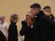 Lepa Brena ne može da prestane da plače na komemoraciji, Viktor je pridržava