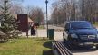 Porodica Popović na Sašinom grobu sa sveštenikom dan nakon sahrane (4).jpg