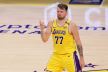 Luka Dončić pokazuje prstom na navijača na utakmici Lejkersa