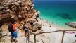 Cala Goloritze plaža, Sardinija, Italija, turisti, stene, more