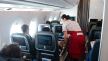 Stjuardesa avio-kompanije Hongkonga služi putnike