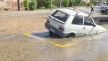 automobil upao u rupu