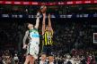 Tarik Biberović daje trojku preko Ernangomeza iz Panatinaikosa