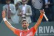 Srpski teniser Novak Đoković slavi s reketom u rukama.