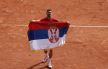 Novak Đoković sa srpskom zastavom na terenu