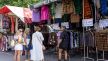 Žene razgledaju stvari na ulici u letovalištu Forte dei Marmi u Italiji