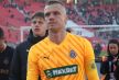 Aleksandar Jovanović pozdravlja publiku posle meča protiv Crvene zvezde.