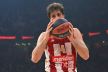 Miloš Teodosić u dresu Crvene zvezde grli loptu.