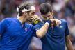 Rodžer Federer daje savet Novaku Đokoviću na meču.