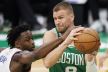 Kristaps Porzingis u dresu Bostona u duelu sa Niksima.