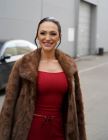 Ljupku Stević guraju kad se zaglavi u snegu