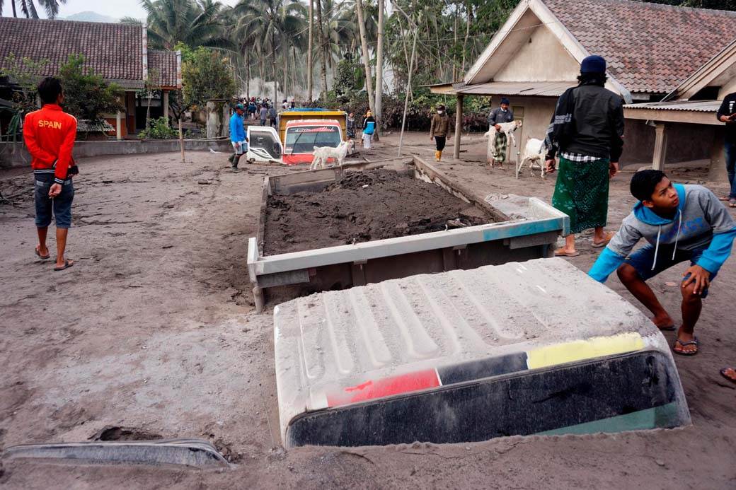 Indonezija vulkan erupcija (28).jpg