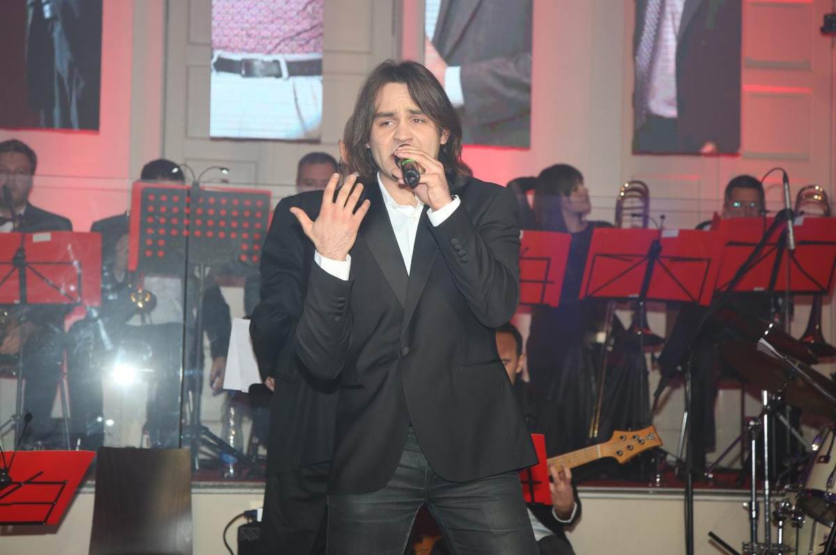 Bjela sa ženom i ćerkom na proslavi uspeha filma Toma 