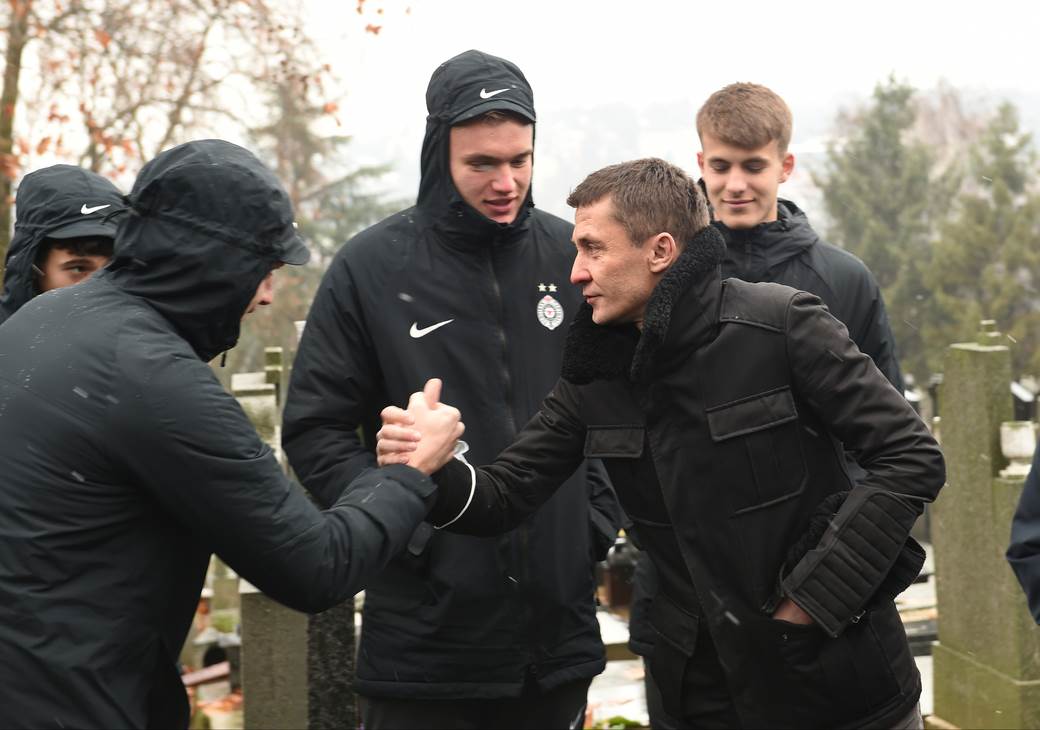 Momčilo Moca Vukotić sahrana šal i zastava Partizana foto