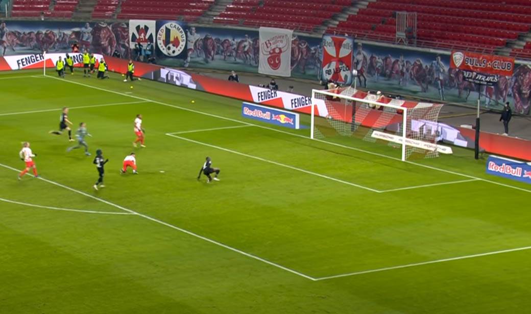 Andre Silva promašaj gola 4.jpg