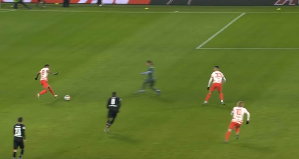 Andre Silva promašaj gola 6.jpg