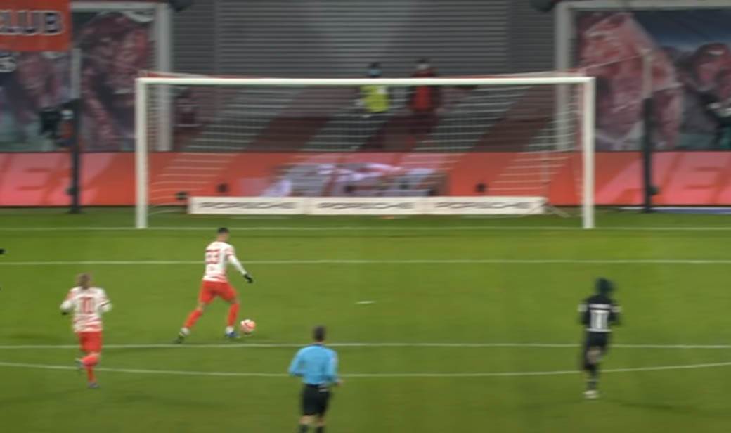 Andre Silva promašaj gola 7.jpg