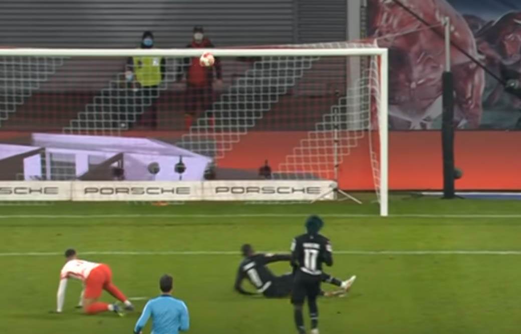 Andre Silva promašaj gola 8.jpg