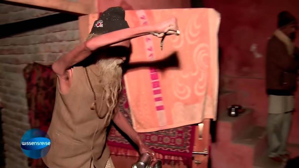 Držao ruku u vazduhu 45 godina (1).jpg