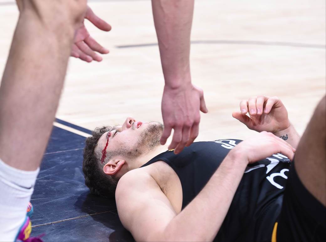 Uroš Trifunović povreda utakmica Partizan Slask 2.jpg