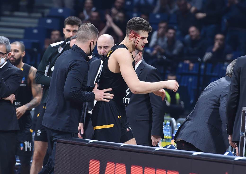 Uroš Trifunović povreda utakmica Partizan Slask 3.jpg