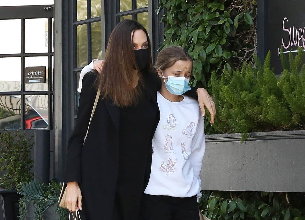 Andjelina-Dzoli-sa-cerkom