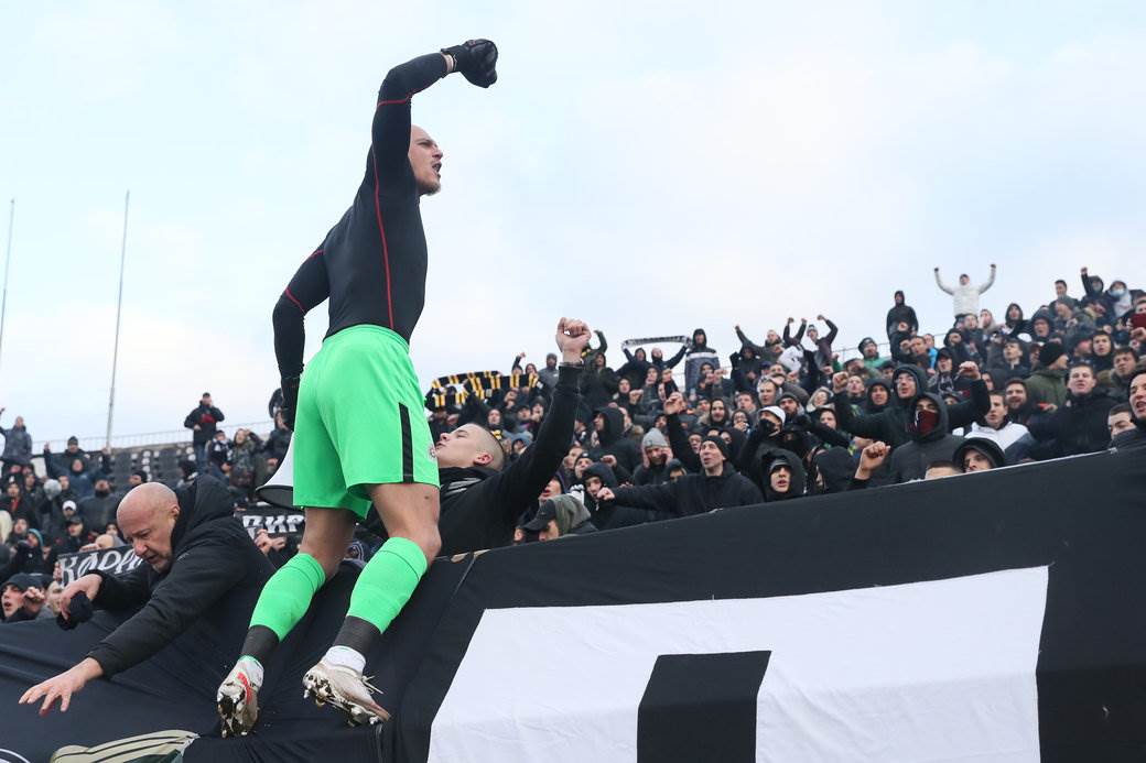 Partizan slavi s navijačima (1).JPG