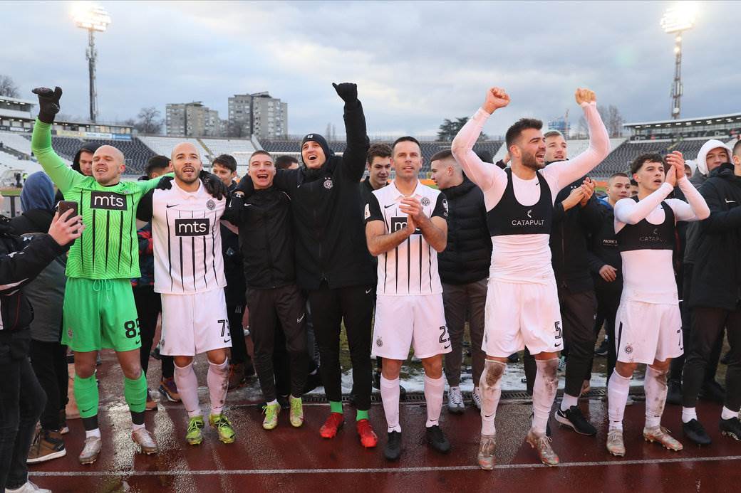 Partizan slavi s navijačima (4).JPG
