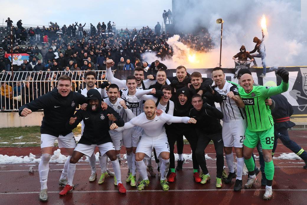 Partizan slavi s navijačima (5).JPG