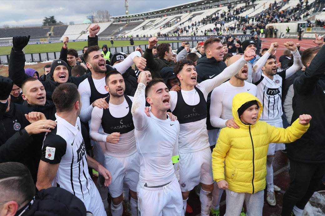 Partizan slavi s navijačima (6).JPG