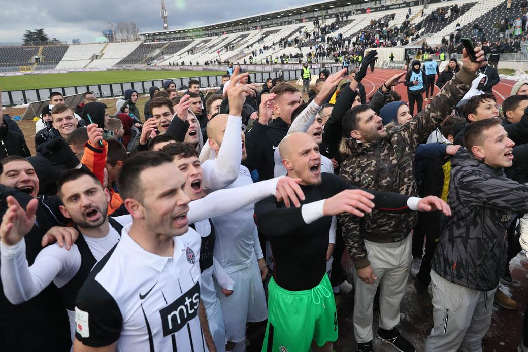 Partizan slavi s navijačima (8).JPG
