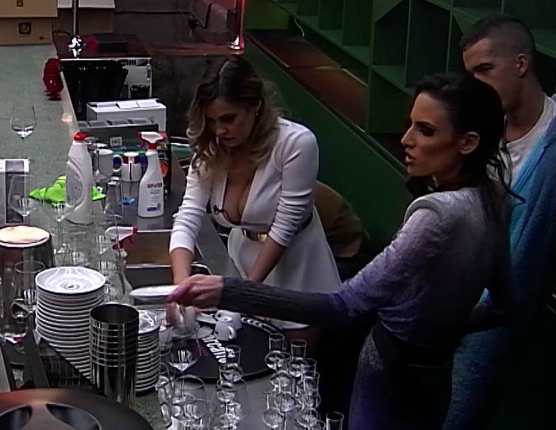 zgodna plavusa u baru4.png