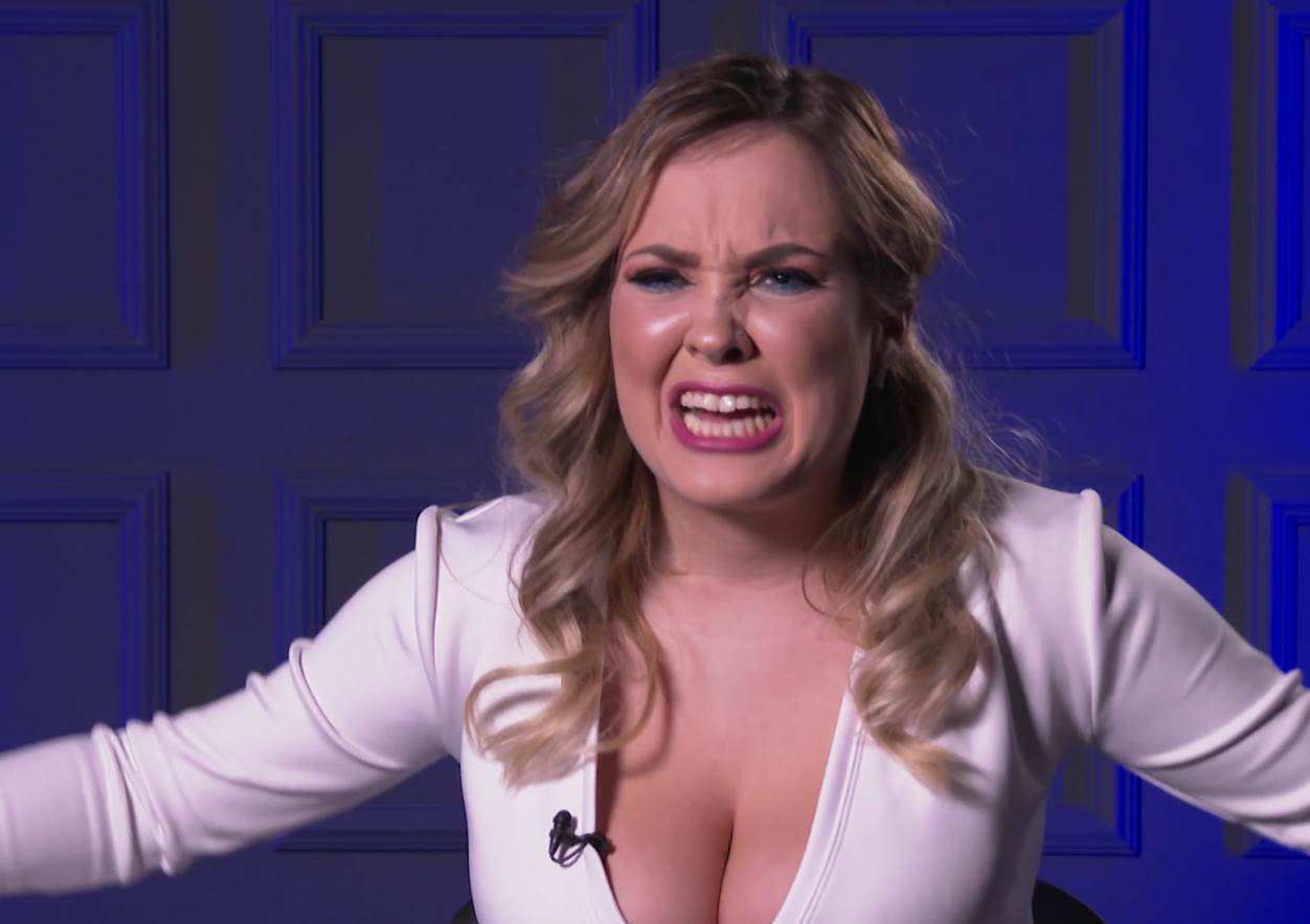 zgodna plavusa u baru1.png