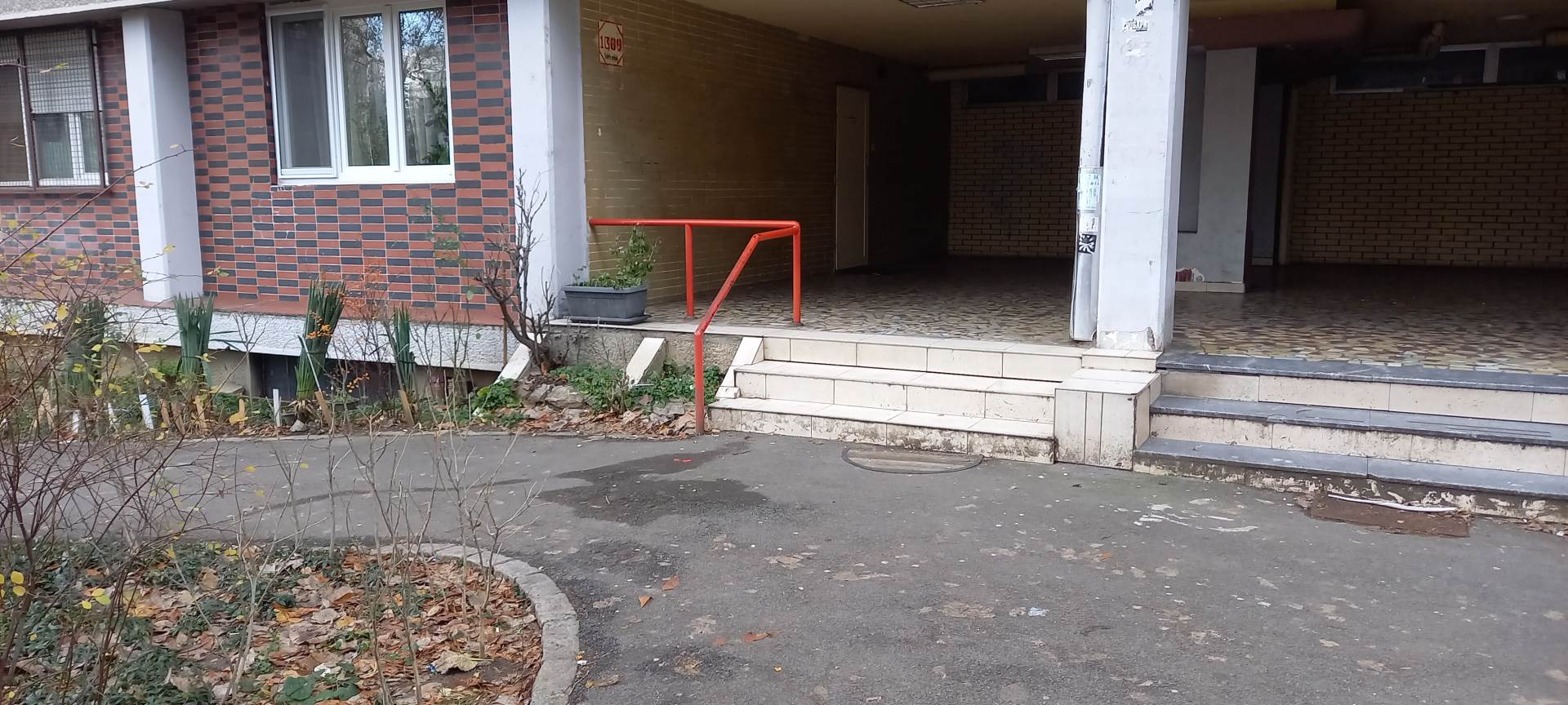 Otrov ispred zgrade Omladinskih brigada 14.jpg