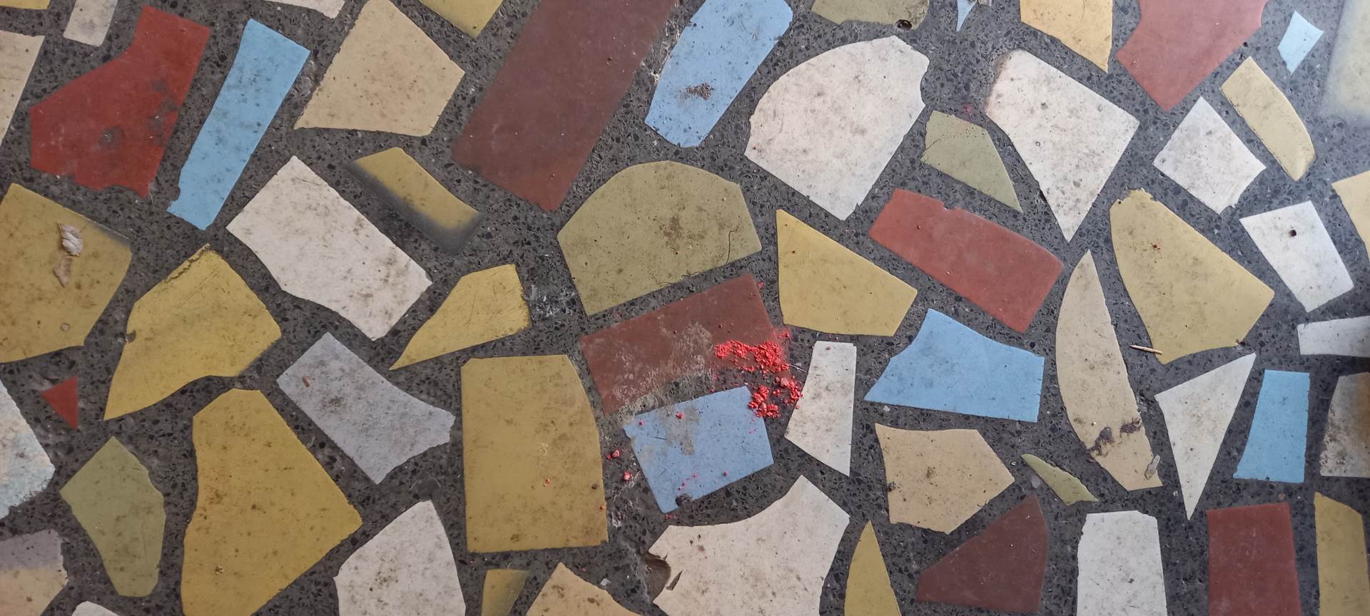 otrov na samom ulazu u zgradu.jpg