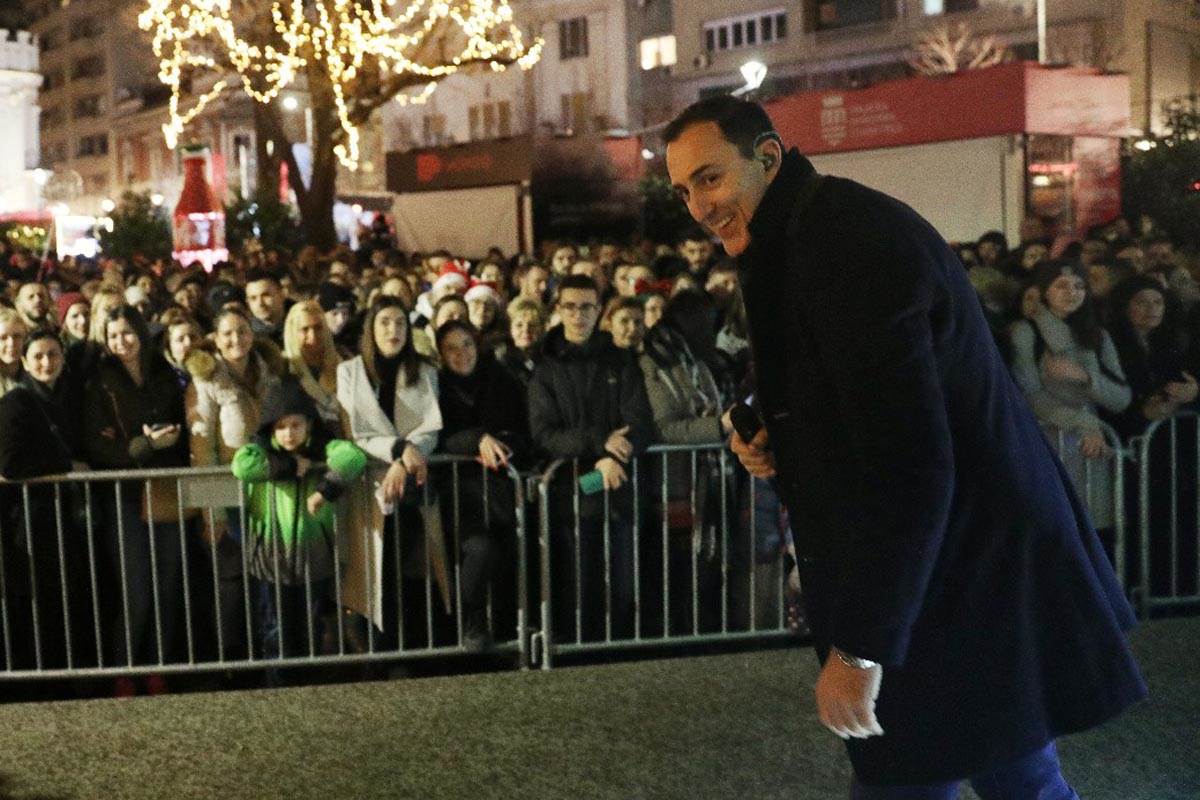 Starogradska zima Sergej Ćetković čestita rođendan devojci iz publike