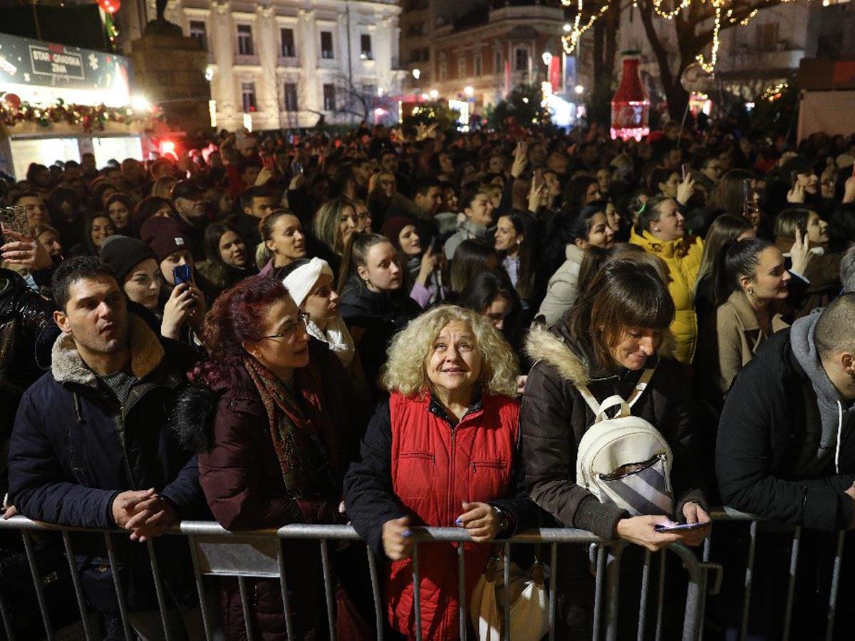 Starogradska zima Sergej Ćetković čestita rođendan devojci iz publike