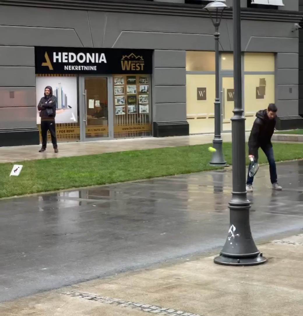 Novak Đoković tenis na ulici  (4).jpg