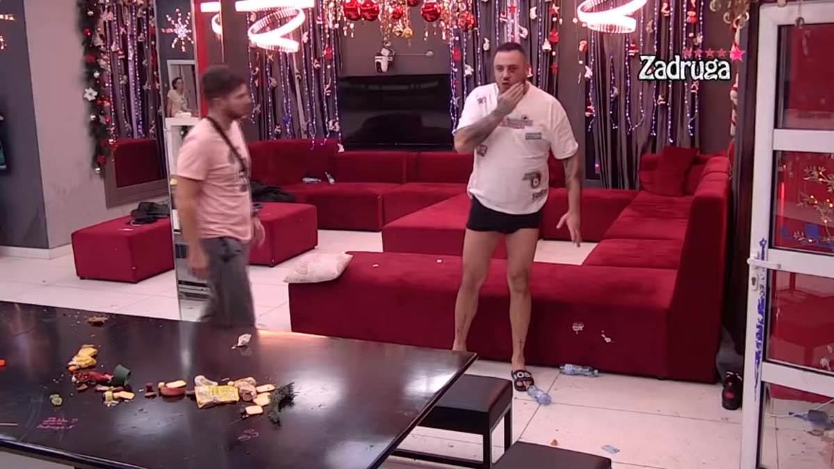 Maja napala Cara (1).jpg