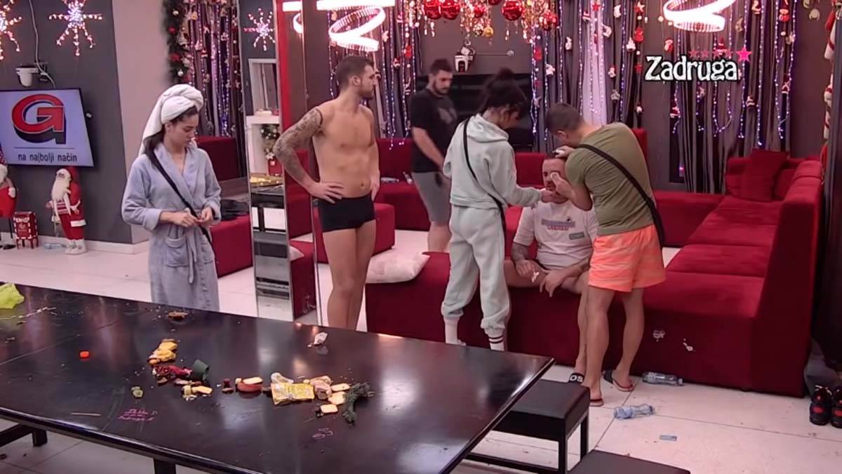 Maja napala Cara (10).jpg