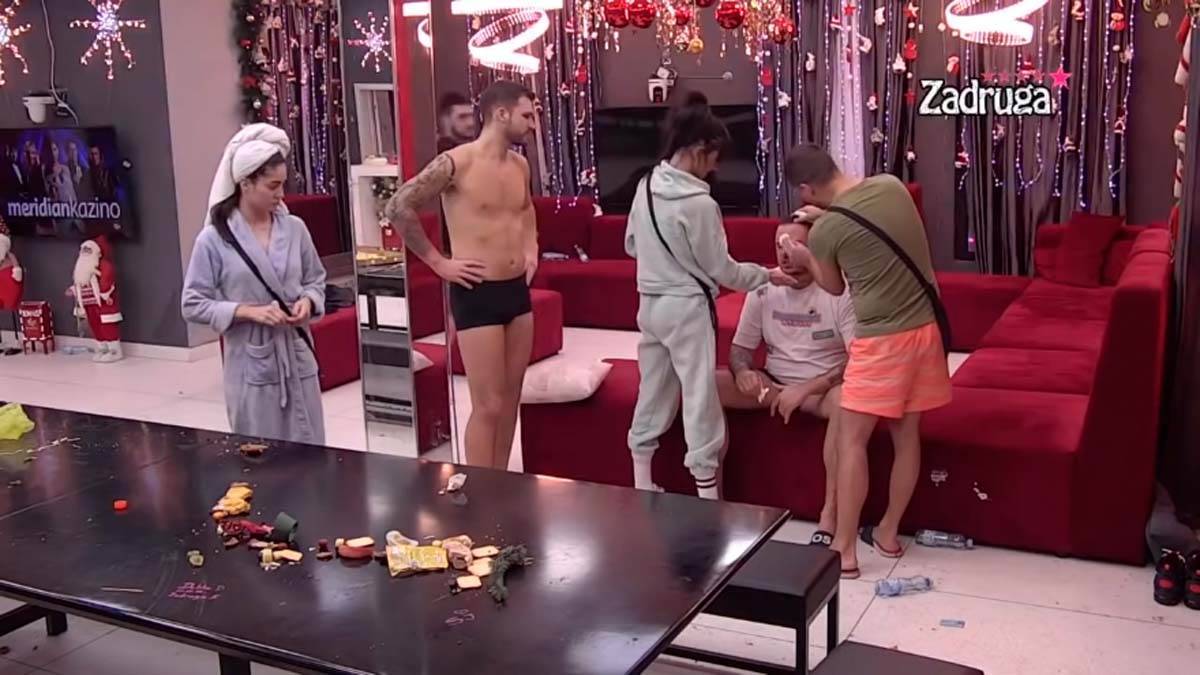 Maja napala Cara (6).jpg