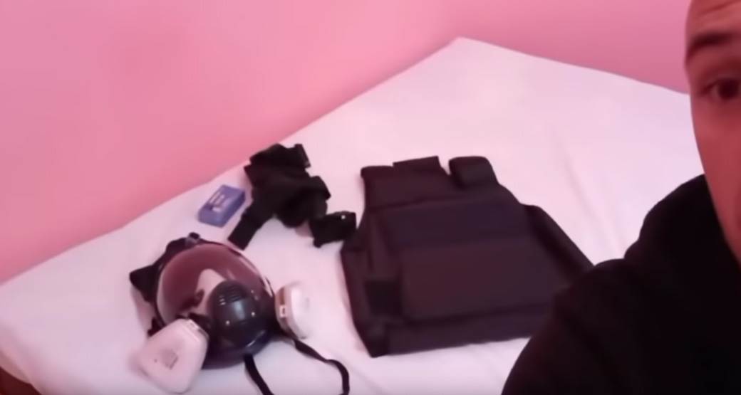 Bombaš preti eksplozijom u Baru (2).jpg