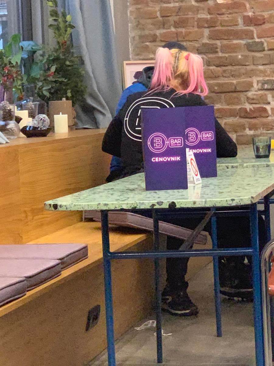 Zoranin dečko upao u Bar 