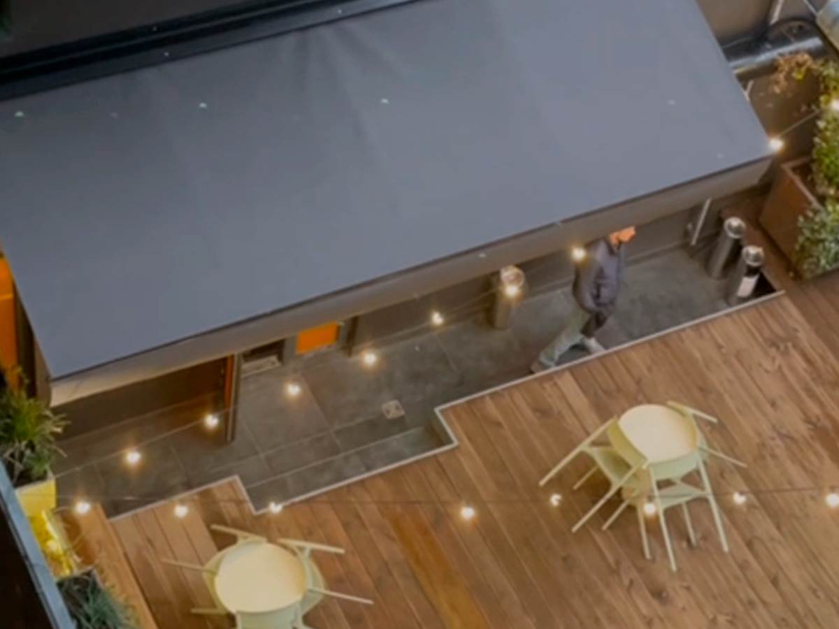 Zoranin dečko upao u Bar 