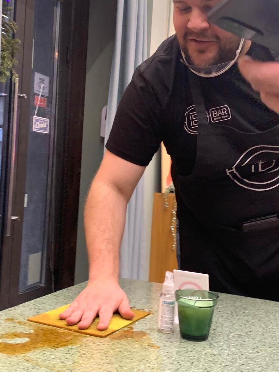 Zoranin dečko upao u Bar 