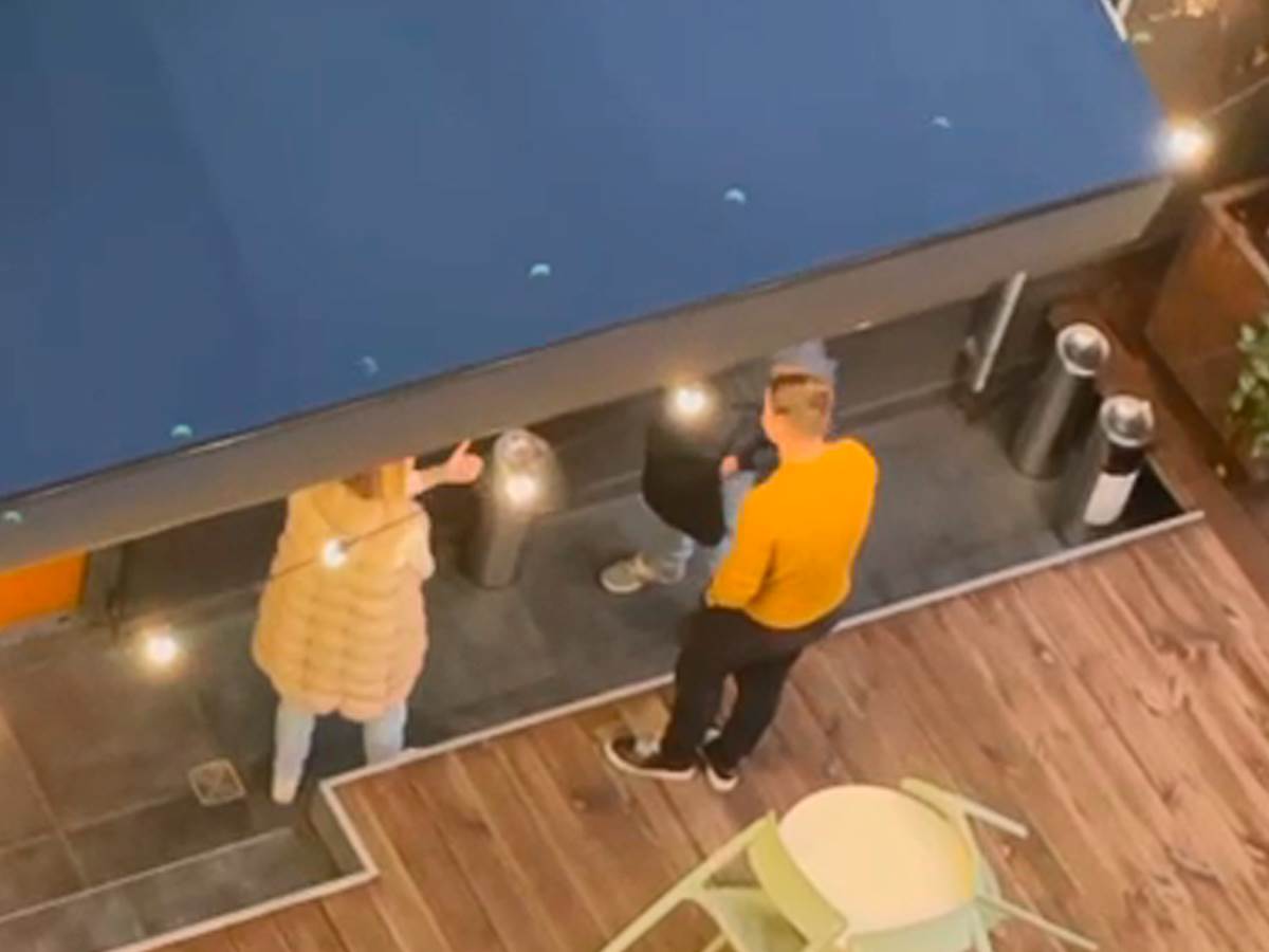 Zoranin dečko upao u Bar 