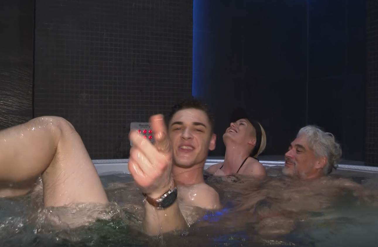 Rijaliti Bar lezbo poljubac Sanje i Maje