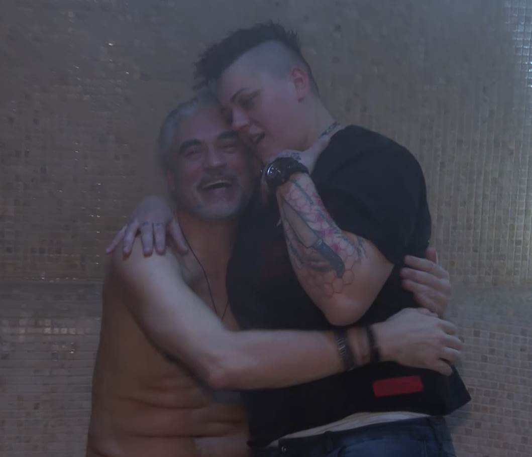 Rijaliti Bar lezbo poljubac Sanje i Maje