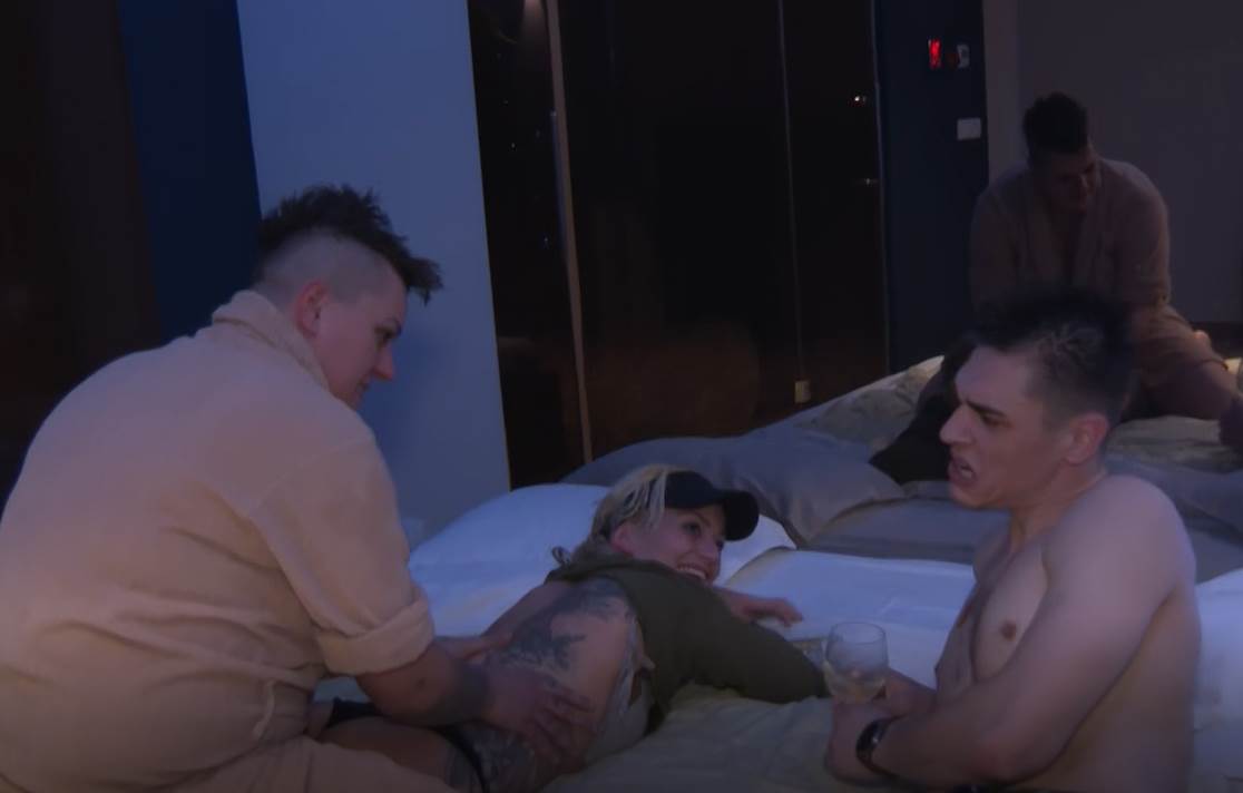 Rijaliti Bar lezbo poljubac Sanje i Maje